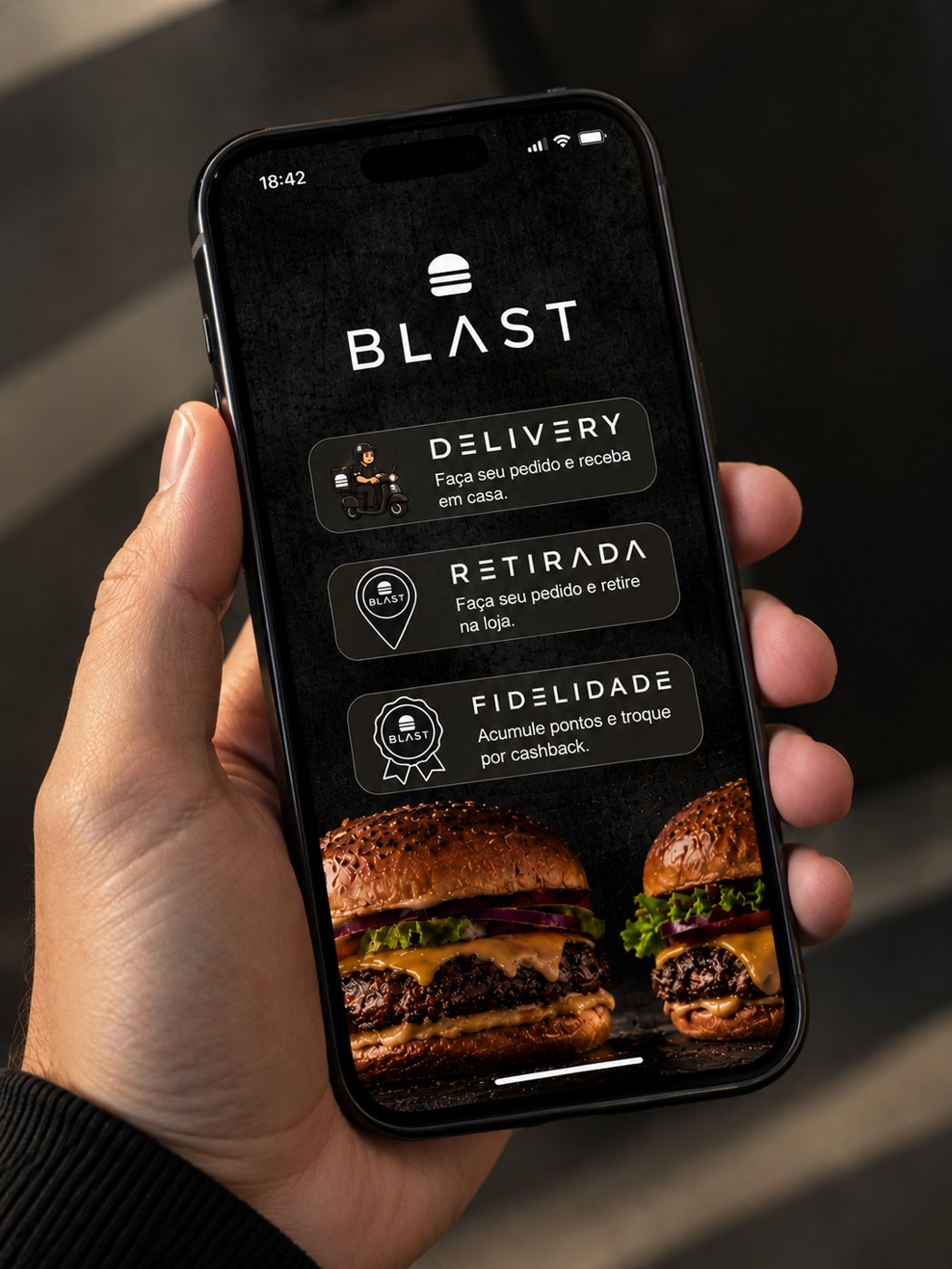 Mão segurando celular com a tela personalizada da Blast no app de delivery
