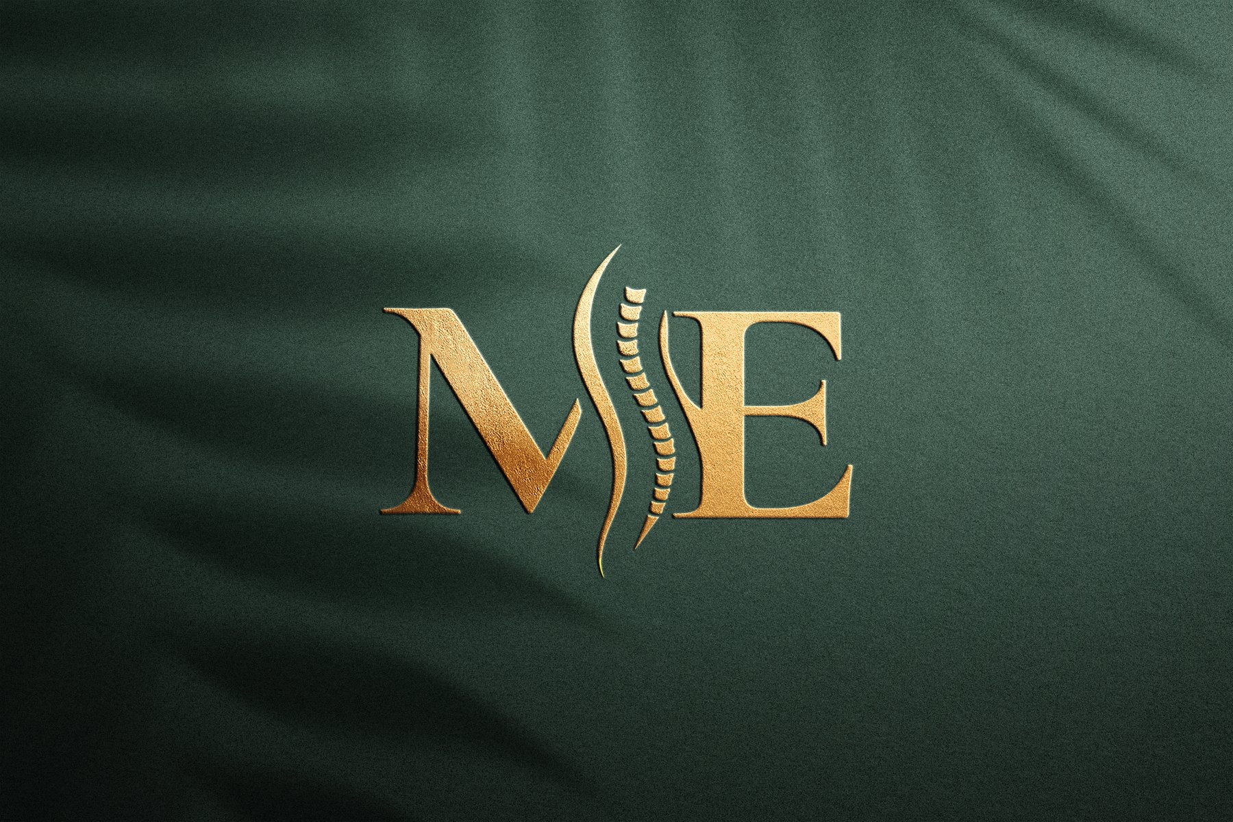 Monograma ME com coluna vertebral em dourado sobre fundo verde